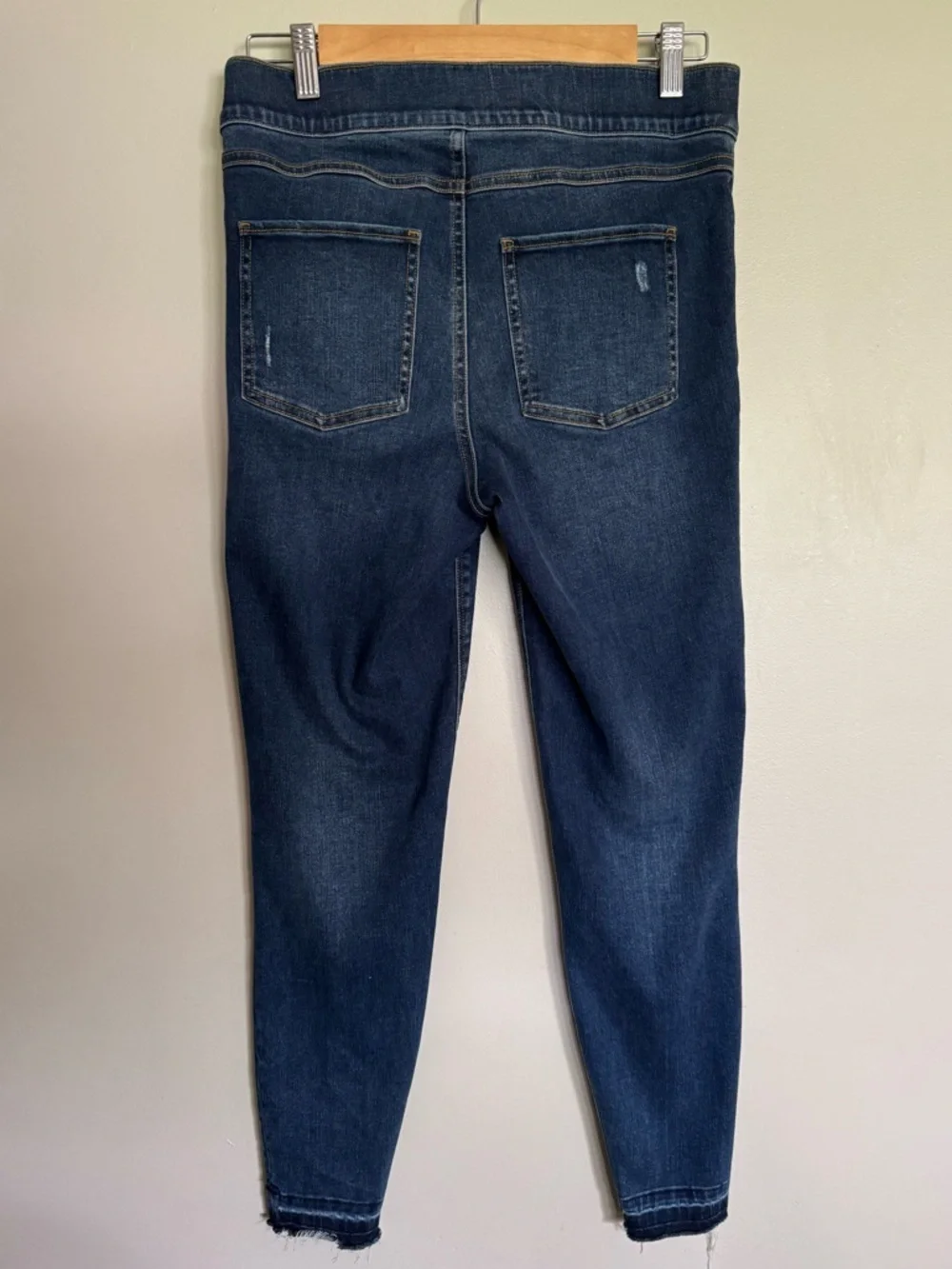 SPANX Distressed Skinny Jeans Dark Wash Raw Hem Pull-On Jeggings Size M - Picture 2 of 12